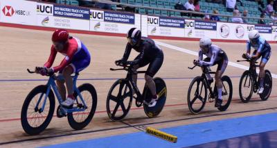 Paula on her way to silver in team pursuit at the 2019 Masters Track Cycling World Championships